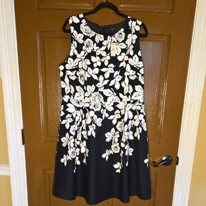Talbots-Blk/white floral sleeveless A line dress with side pockets Sz 16P NWT.